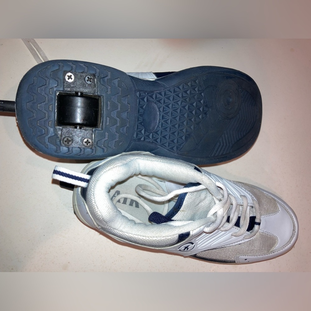 Unisex White LEATHER ROLLER HEEL SHOES NWOT Boys Sz 6